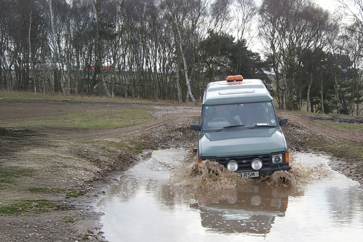 30 Minute Land Rover Off Roading Session in Nottingham Experience from drivingexperience.com